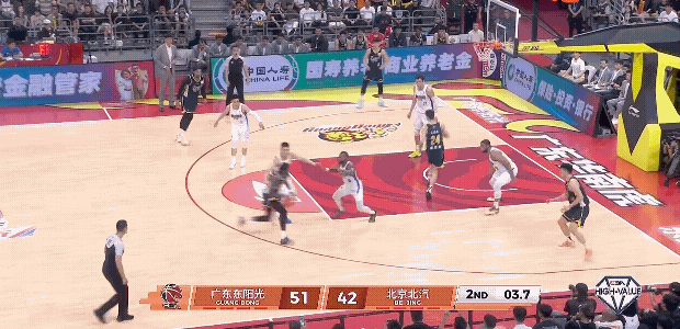 张皓嘉简单空篮上不进，结果高难度半场压哨三分却投进了！