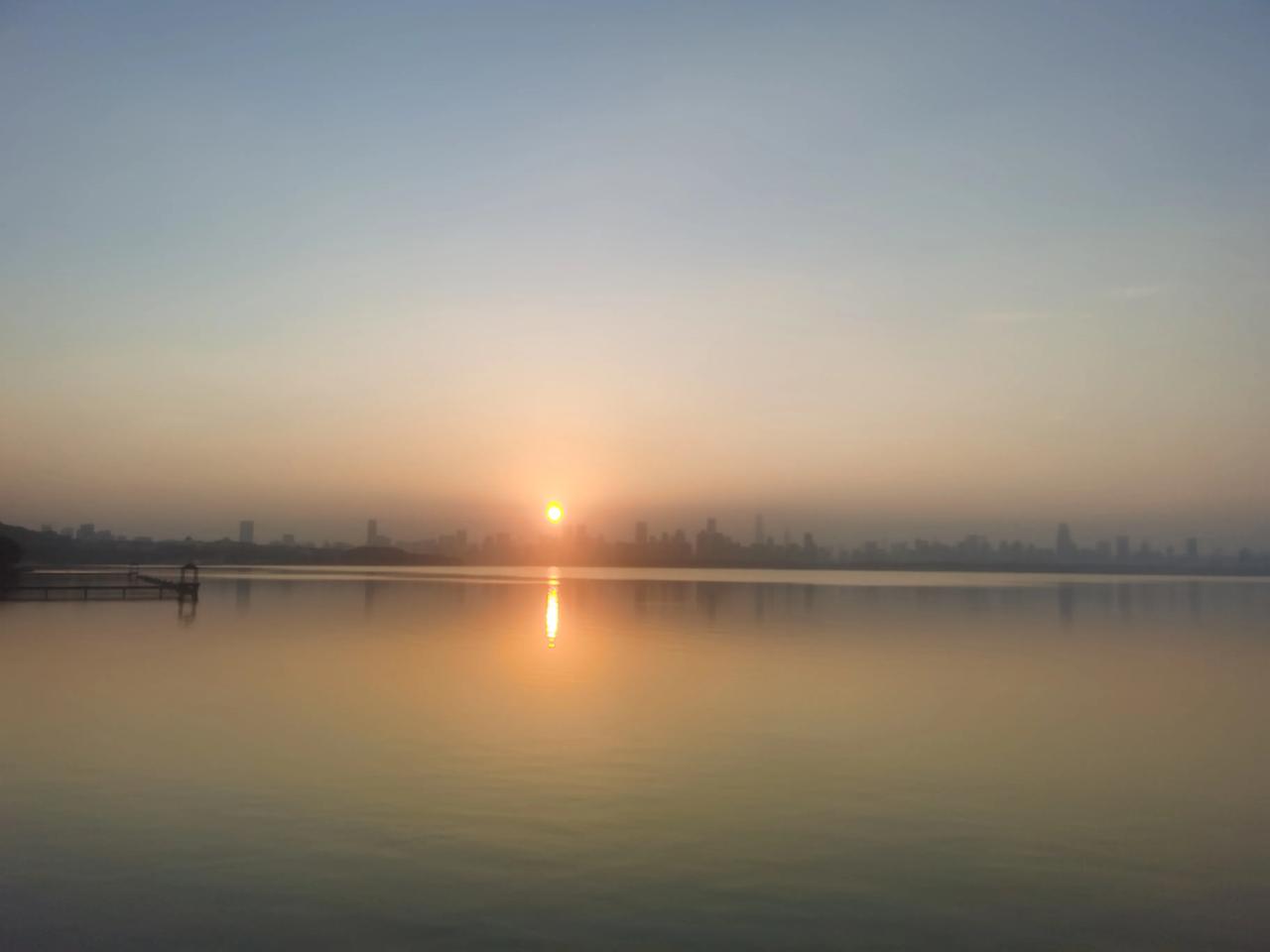 夕阳西下，东湖美景尽收眼底。东湖绿道真是太美了。