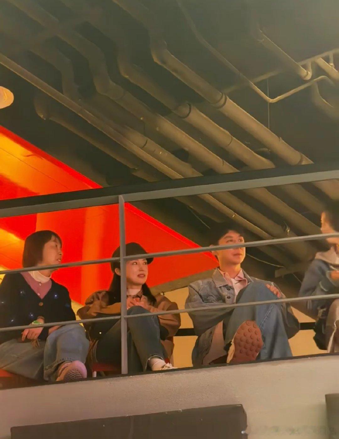 董璇张维伊一起看李嘉格巡演董璇张维伊去看了李嘉格巡演被董璇和张维伊的同框戳到，氛