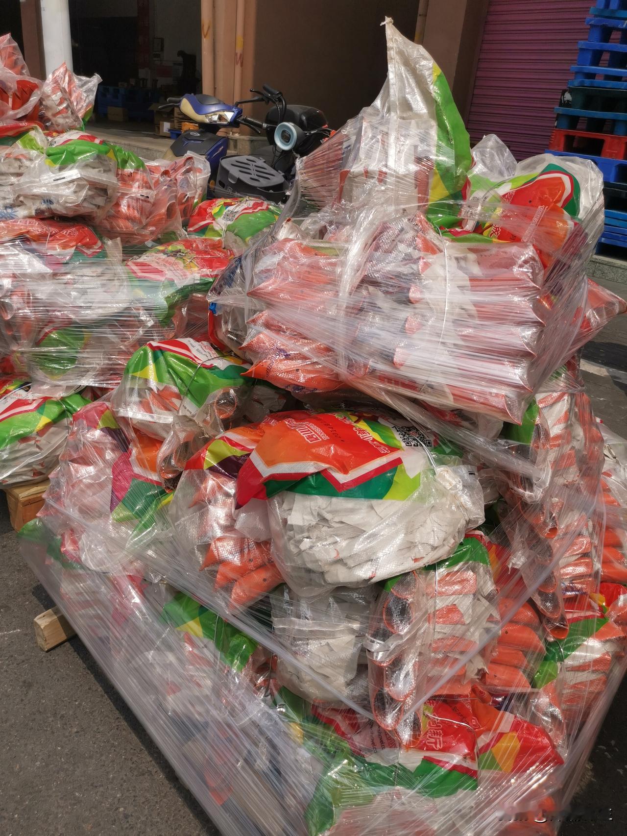 明天就是清明节假期了，深圳这边不管多晚都得帮客户把货发走。最近深圳各口岸那叫一个