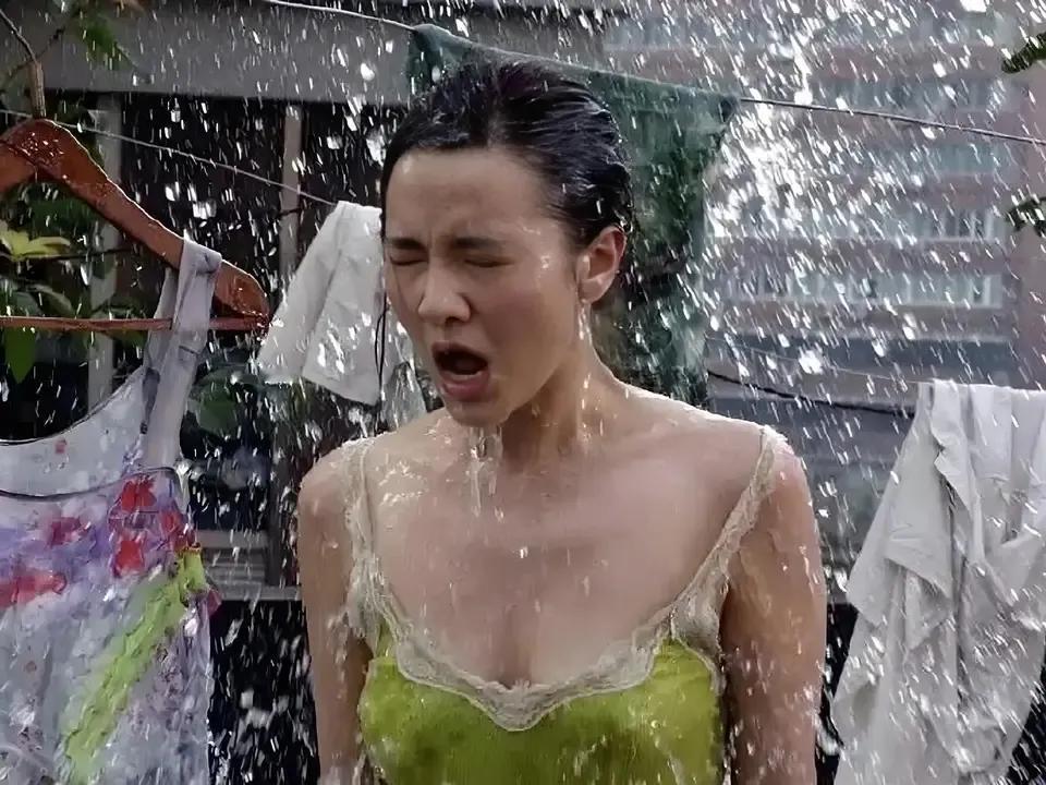 记者问宋佳：“你敢拍大尺度的戏吗？”宋佳笑了：“演员不需要尺度，但是不能单拿出来
