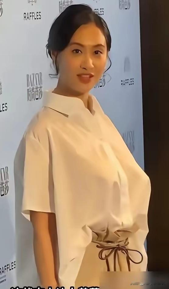 岁月从不败美人：优雅自在由心生

朱茵，这位家喻户晓的传奇女星，以甜美面容与曼妙