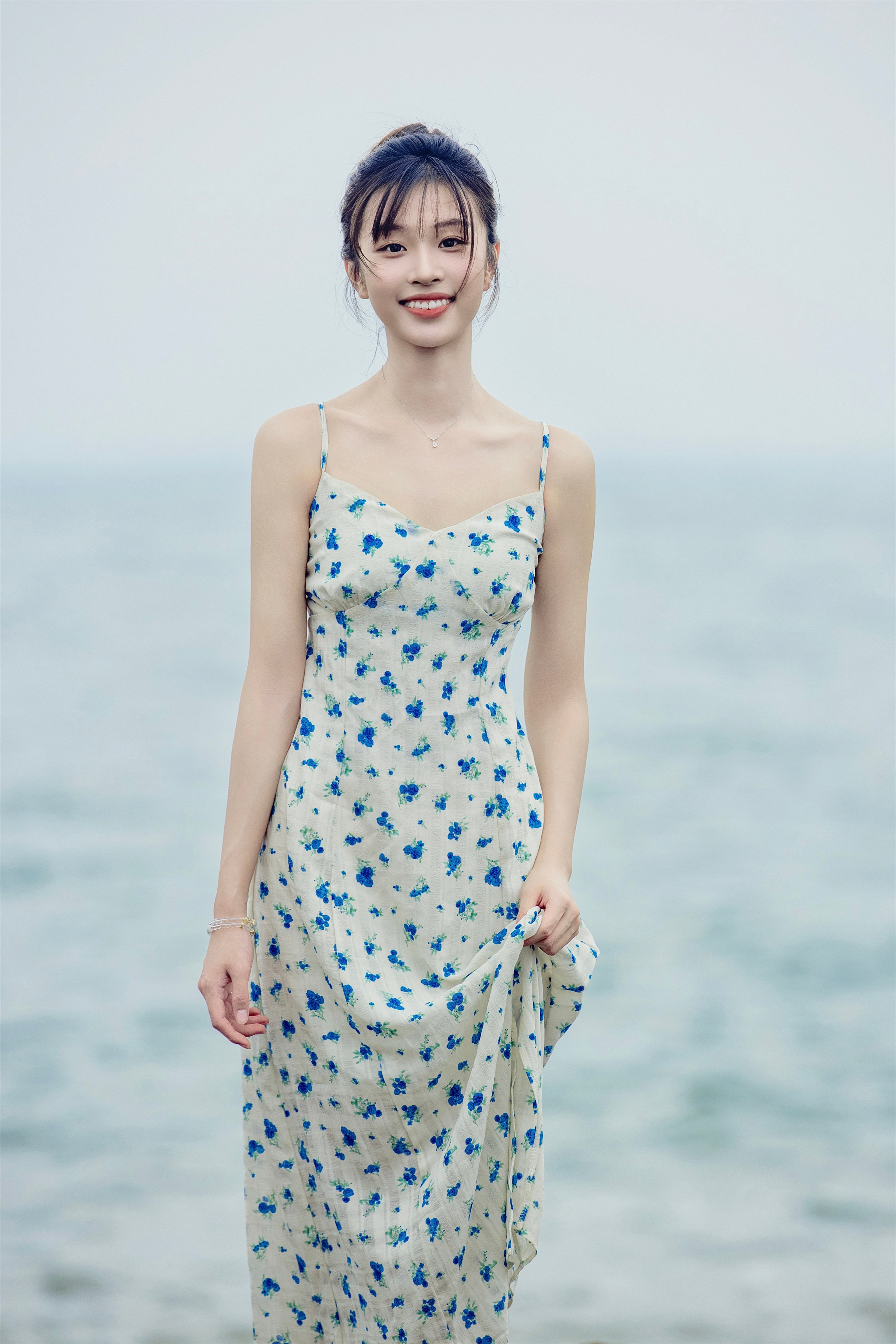 钟雯冠秋日美图上线：海边碎花吊带，清新怡人 [求关注][拜托] ​​​