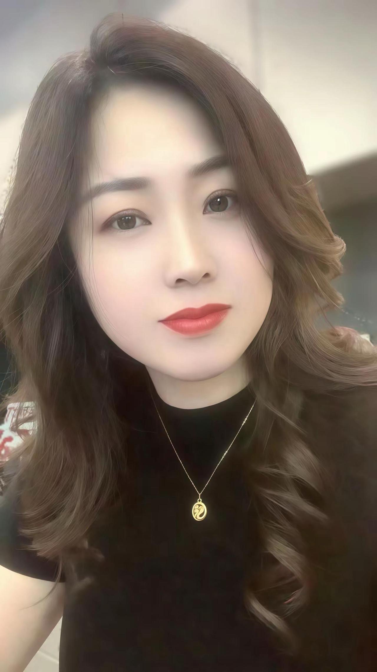 这个点还没睡呢，你一句你好，他一句你好，聊天搭子不就来了吗，熬夜不都有伴了吗有些