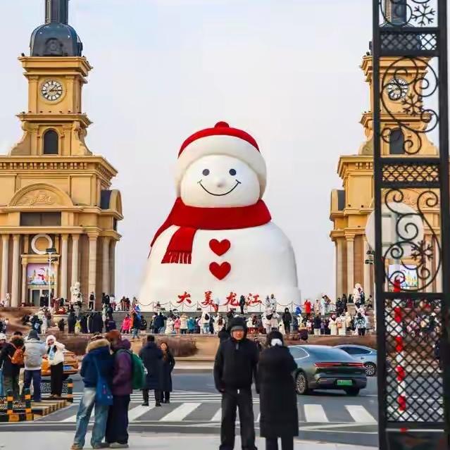 家人们，哈尔滨群力音乐公园19米高、3000立方米的大雪人一回归，直接火出圈！一