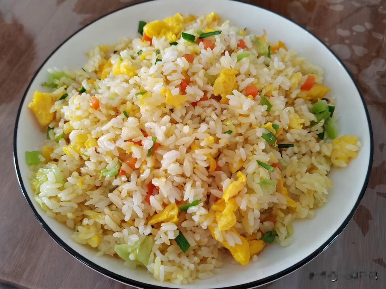 简简单单一碗家常蛋炒饭。
剩饭炒出来效果最好，米粒颗颗分明。配上鸡蛋、胡萝卜丁和