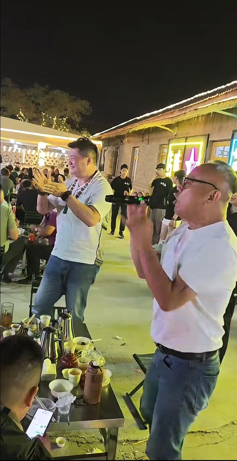 沛县团队小辫哥，太能喝，昨天又喝多了。感觉他天天活在自己的世界里，昨天拓瑞集团董