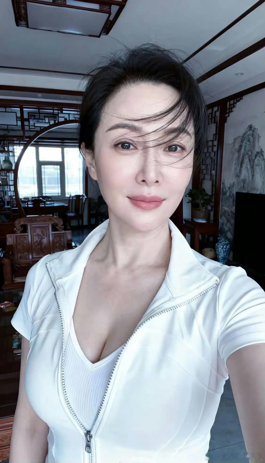 非要小姐姐吗？大姐姐行不行？  