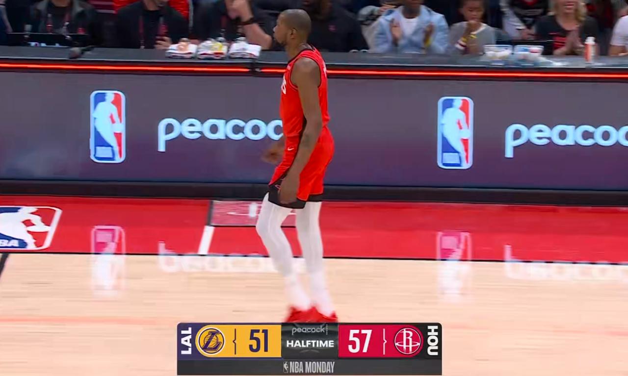 真是服了，半场的时候火箭还领先6分呢，第三节打完，火箭已经落后了。火箭下半场都打