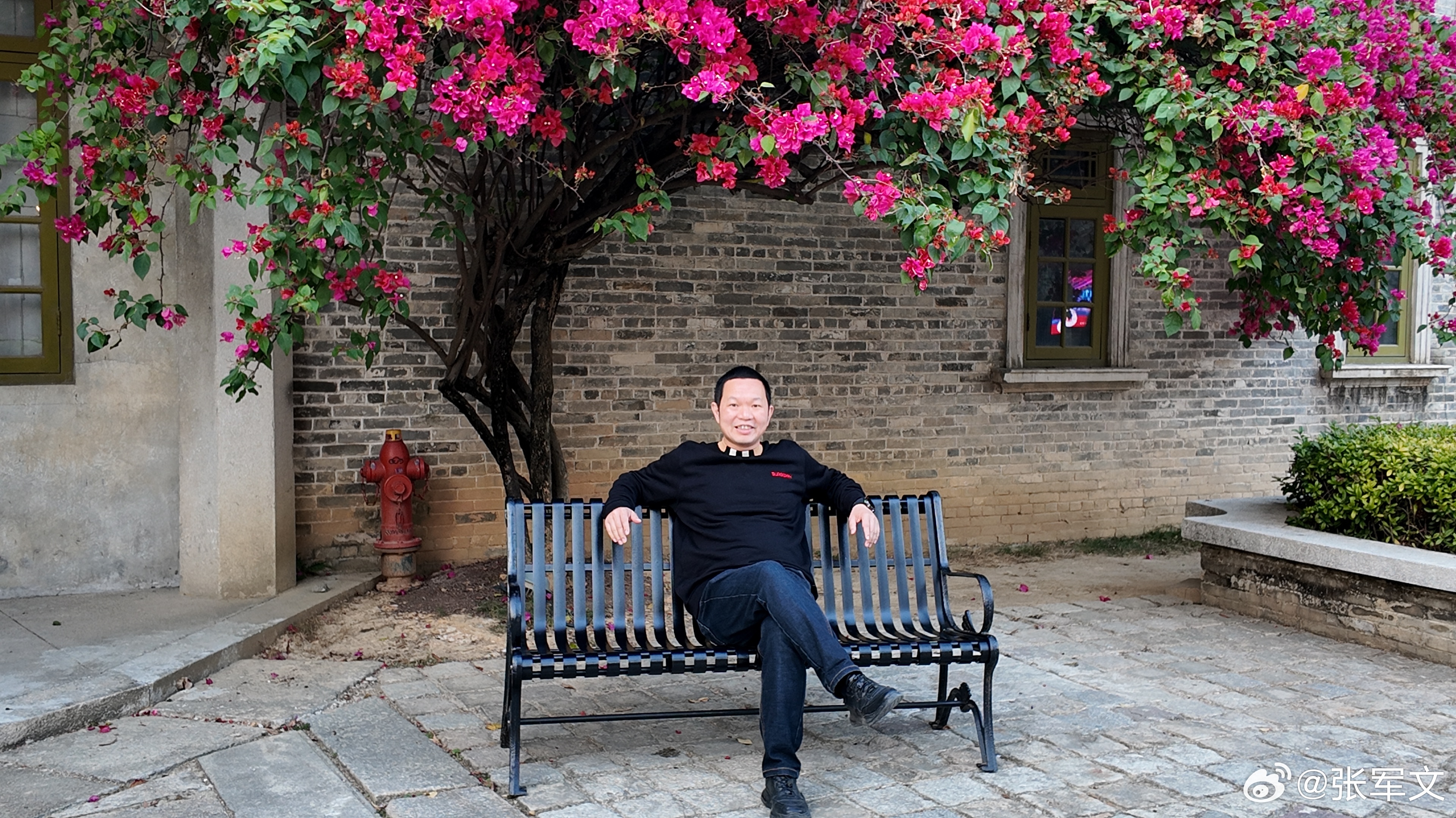 生活从来不会刻意为难谁，让你疲惫的往往是内心的纠结与犹豫。不必追赶别人的节奏，也