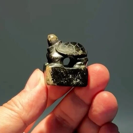 古印之韵 汉代，新疆和田玉龟印，等级很高，加上黑漆古水银沁，级别就更上去了…… 