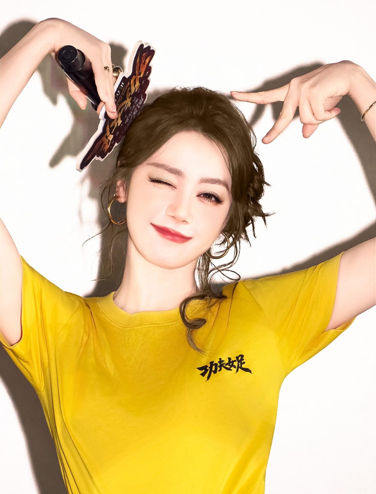 迪丽热巴超话迪丽热巴首个vogue单人封面 dlrb迪丽热巴vogue单人双封 