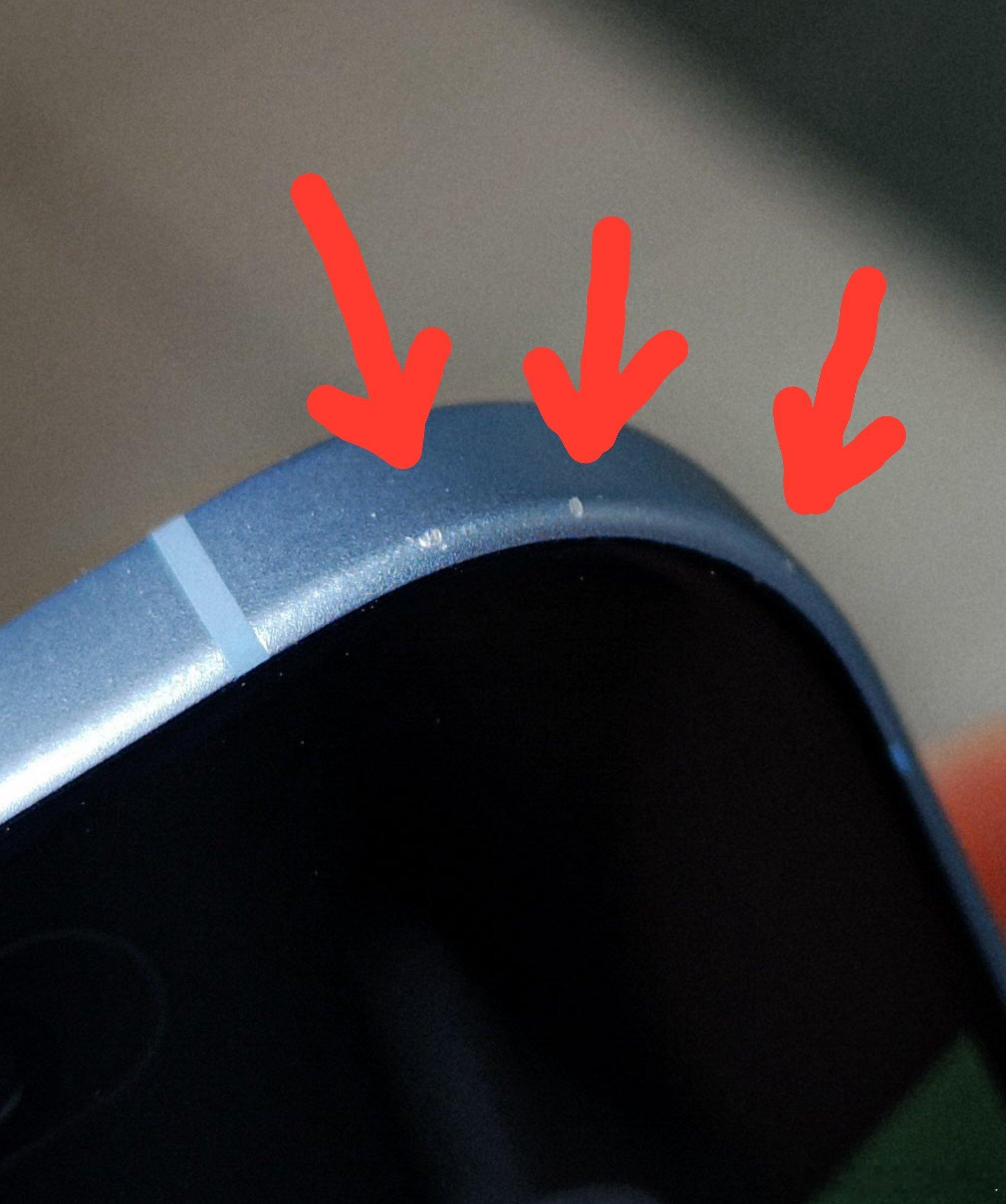 现在很多人对铝合金 iPhone 的一个误区在于：即便你戴了手机壳也会出现这种小