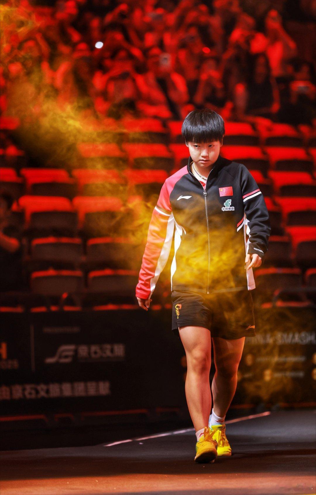 孙颖莎3比0胜朱思冰  换个角度拍——光影莎莎。 （白宇 摄）更多精彩图片，尽在