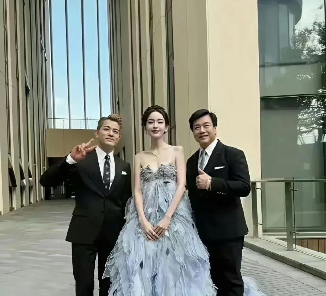 怪不得郭富城迫不及待地想和她合影，她实在太有魅力了，我一个女人看了都满心欢喜。 