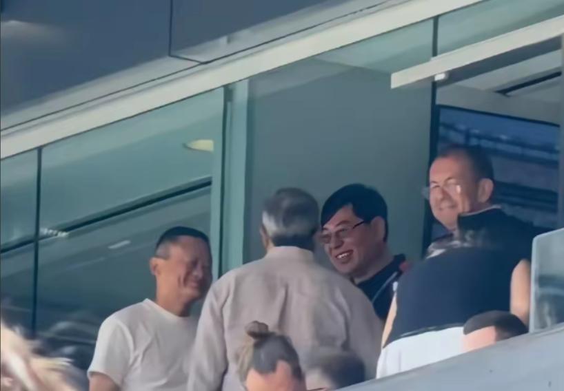 马云真有钱啊，马云远赴美国观看2026世界杯决赛，他没有坐在普通大众观众席，而是