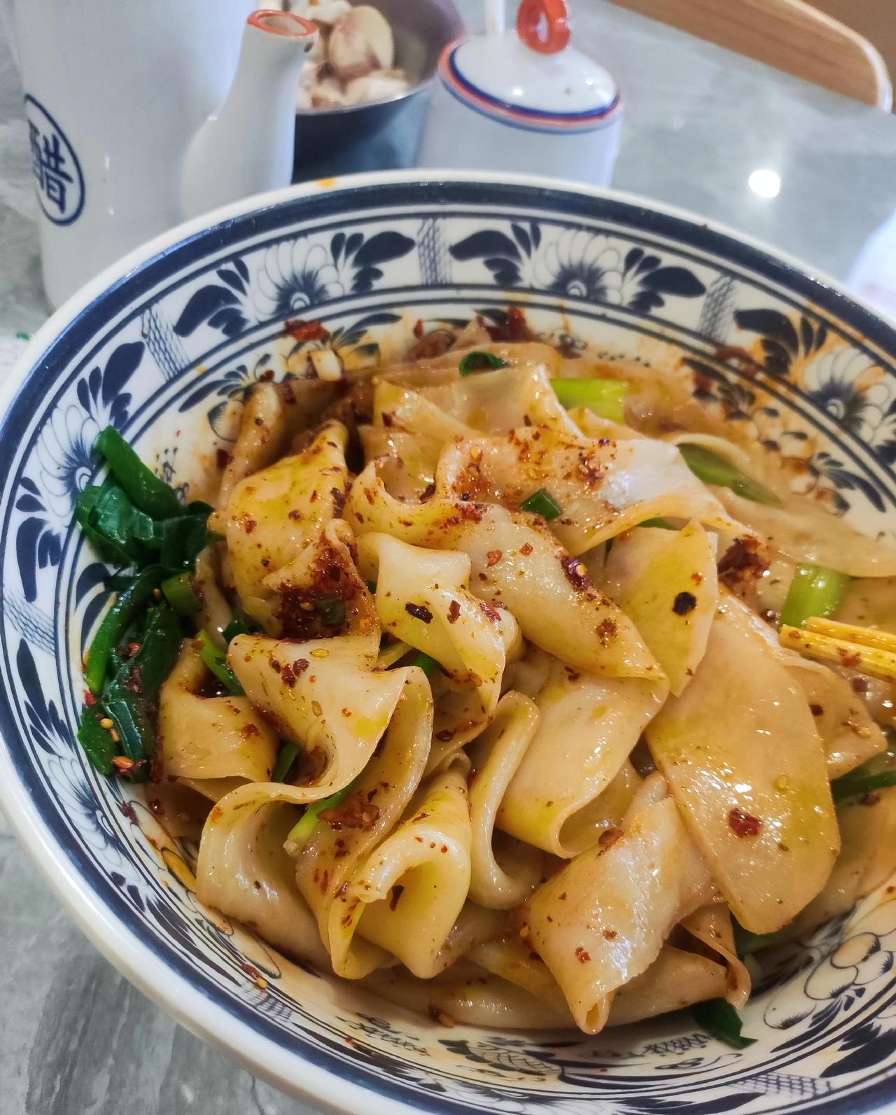 第一次给公司门口面馆老板违心好评！
今天中午在公司门口面馆吃了一碗面，准备付钱的