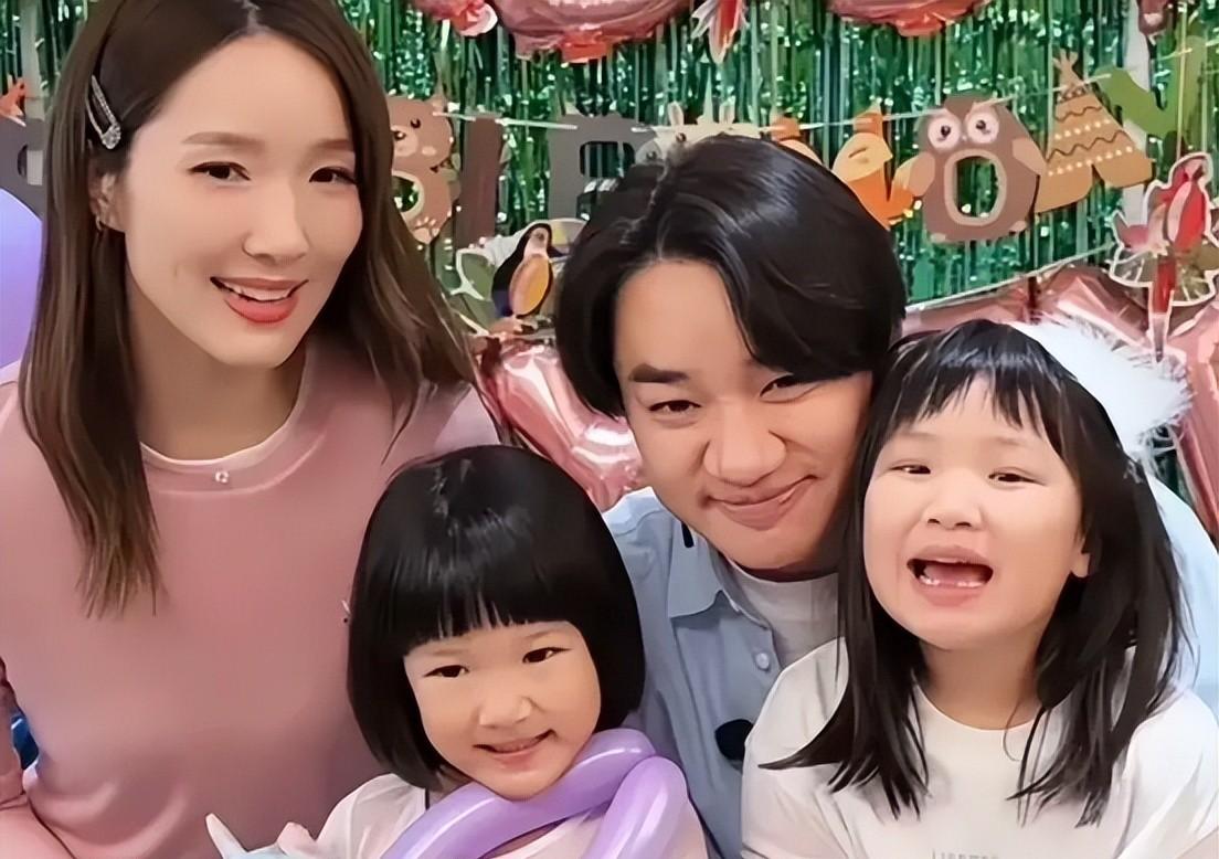 王祖蓝回香港了，上海房子卖了，女儿转学了，他现在管着二百多个艺人，不是退圈，也不