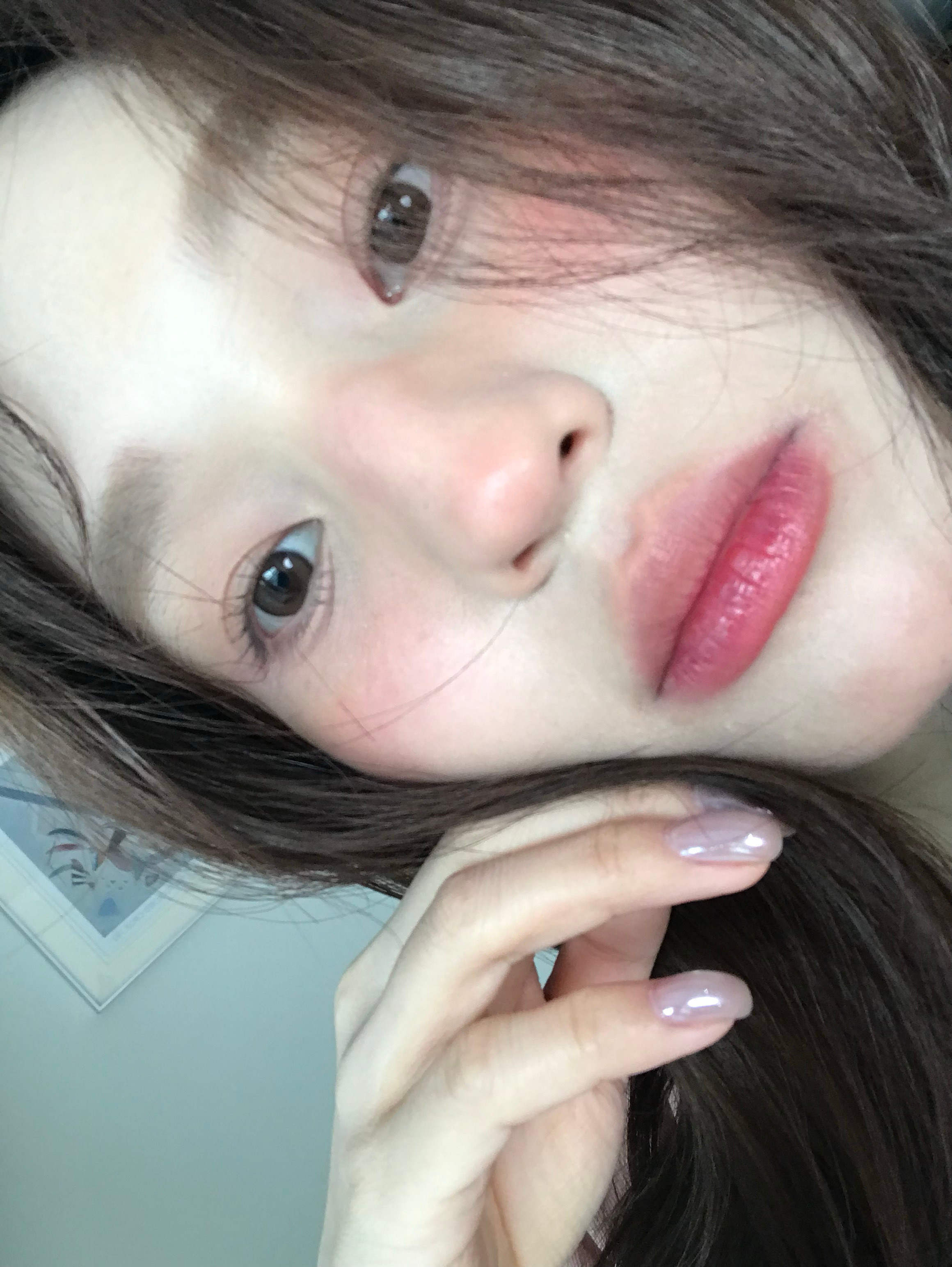 第二天要拍口红试色、前一天的臭手就把嘴巴上的死皮全撕破流血了😅那个手就是控制不