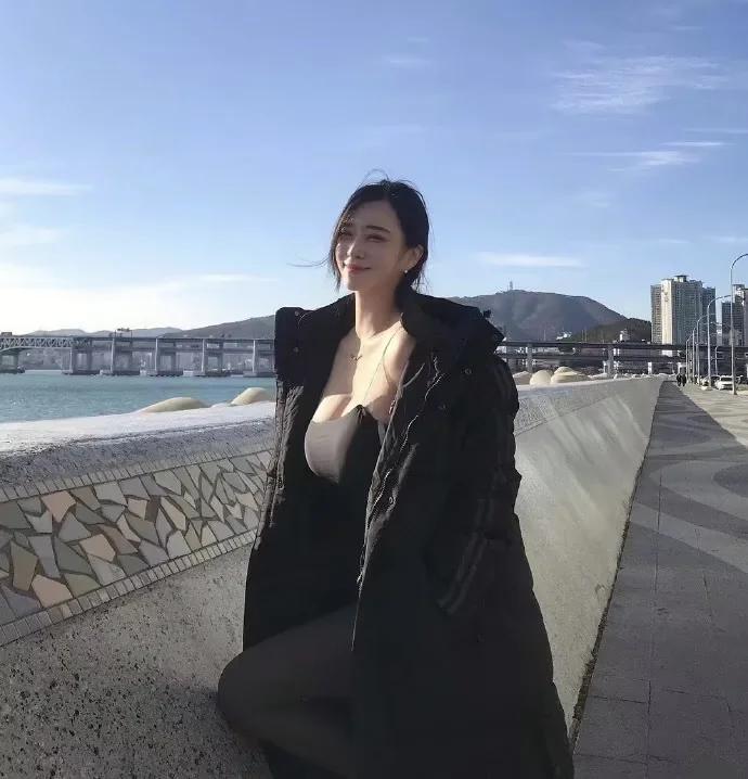 杨绛先生说：“一个女人最重要的能力，不是你把自己打扮得多么漂亮，也不是你赚钱有多