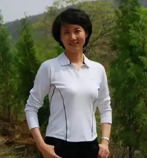 这位美女我不说，大家也能一眼就认出来她是谁吧？

她端庄优雅，美丽动人，气质独特