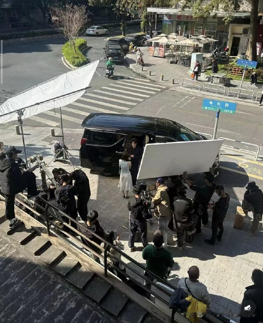 偶遇剧组拍戏，才懂网剧拍摄的真实模样
 
今早路过佛山垂虹路，直接撞见街头剧组拍
