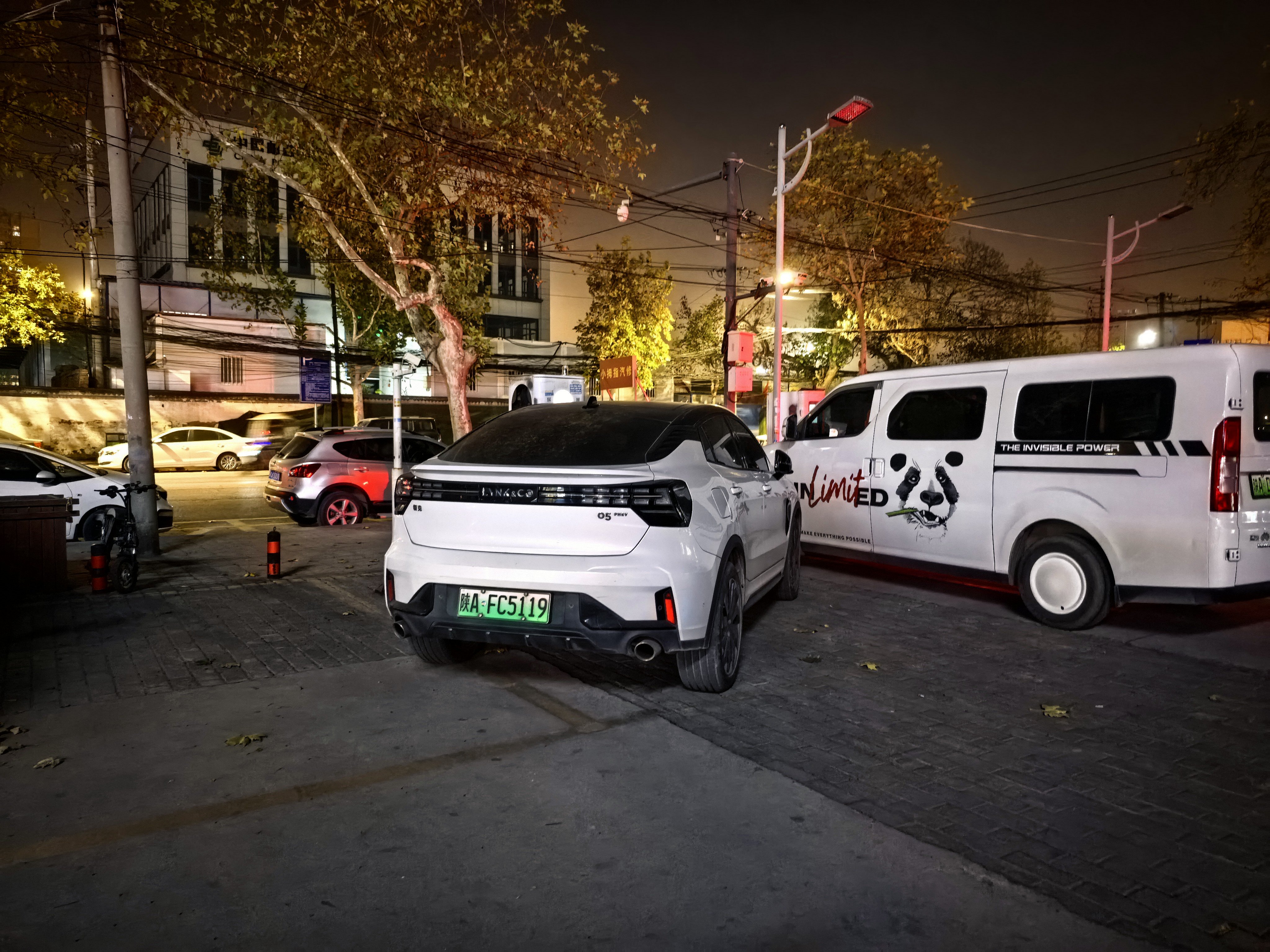 一个小小的停车场，每天都能遇见素质极差的人。乱停车也就算了，还有尿人家轮胎的败类