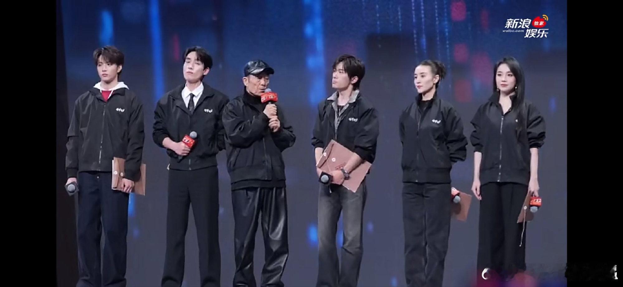 张艺谋说易烊千玺很沉稳从容 沉稳从容这四个字，是对青年演员很高的评价了。易烊千玺