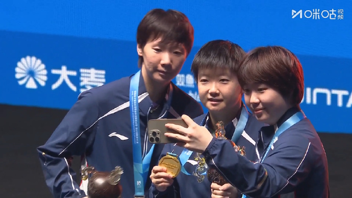 孙颖莎王曼昱蒯曼自拍领奖台的自拍定格荣耀时刻，包揽金银铜的背后，是无数次的训练与