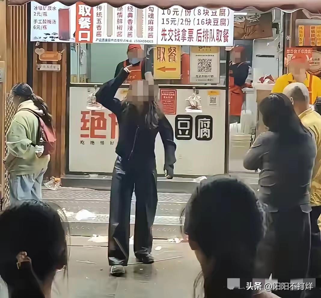 “周扒皮都甘拜下风！”山东济南，一女子大年初五要回杭州上班，想跟父亲吃顿饭，就在