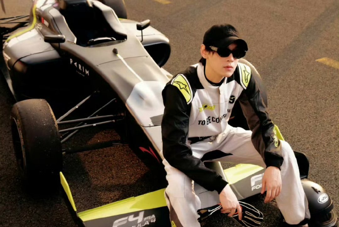 田栩宁出席上海F1活动赛车手田栩宁欧巴撒拉黑 