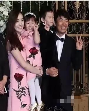 谁能想到
43岁的王宝强最硬核的“逆袭”
不是事业翻盘
而是把一双儿女教得明明白