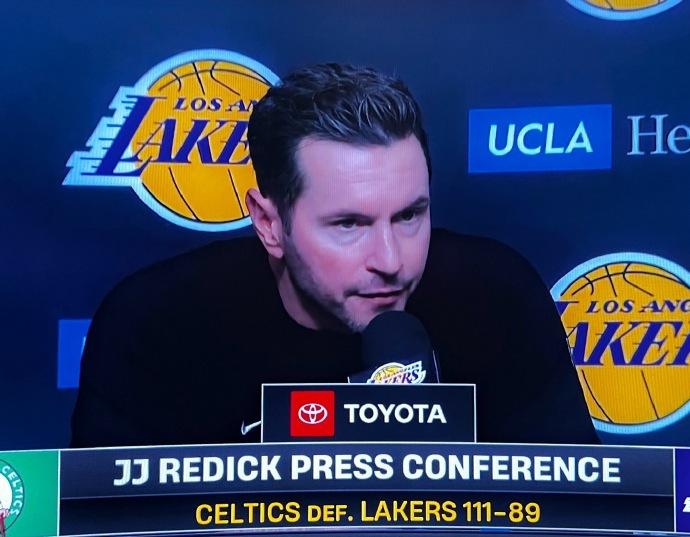 雷迪克“阴阳”裁判判罚：

“他们漏判了一个明显的詹姆斯上篮（干扰球），这个球从