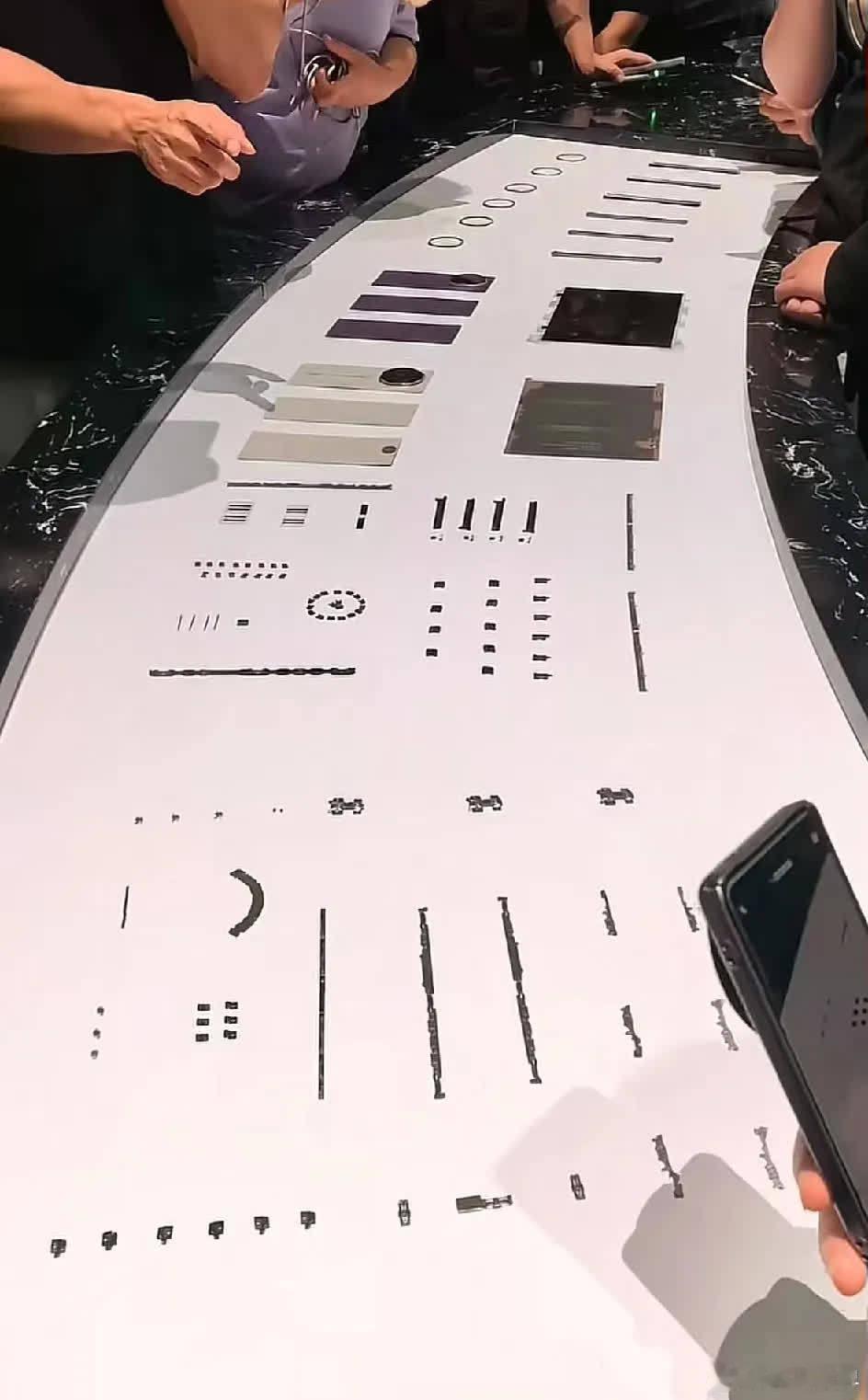 华为新品三折叠发布直接把零部件全摊开，连拆机博主杨长顺的活儿都抢了——以前靠拆华