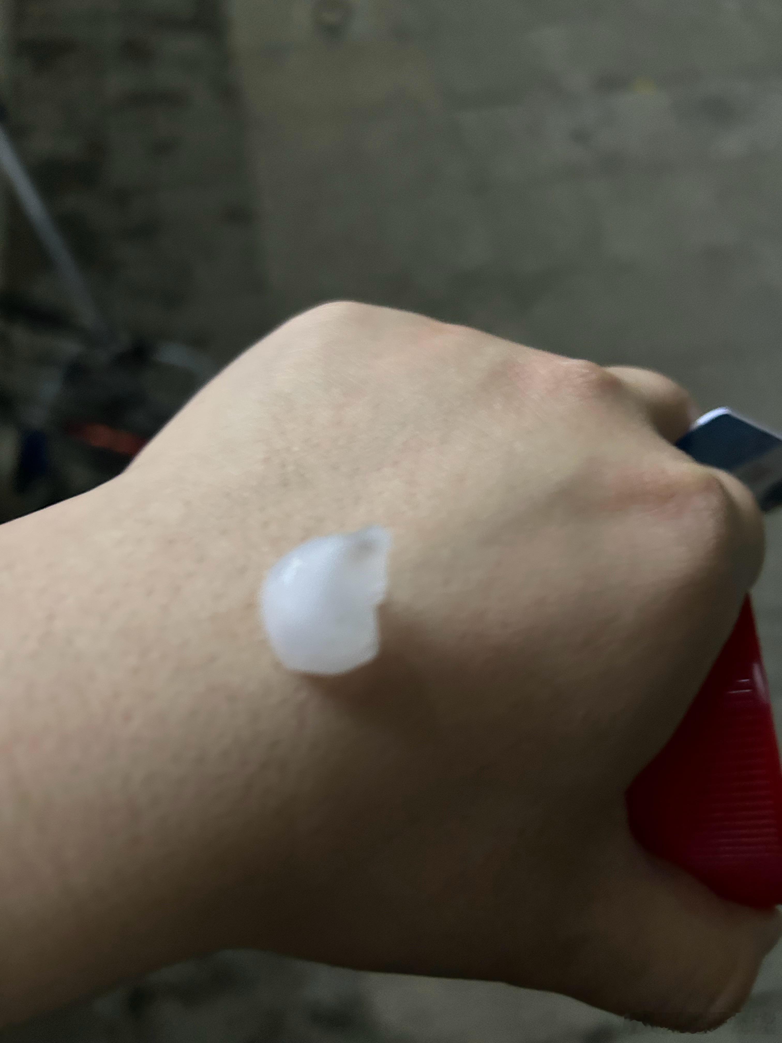 北京冰雹在楼下刚好遇到，捡起来两块，冰凉的感觉简直太爽了。 北京