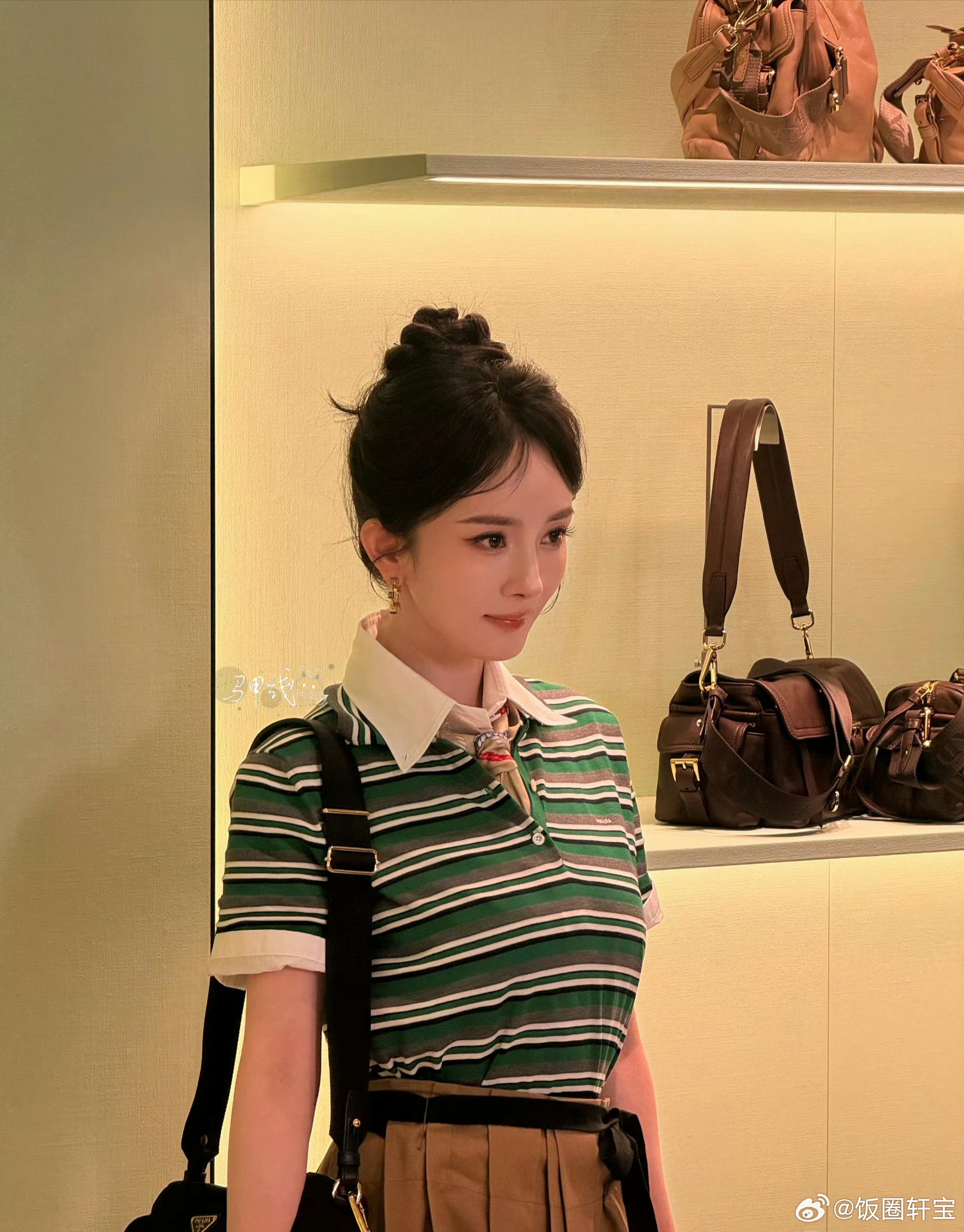 杨幂校园风造型杨幂都快40的人了还在硬凹少女人设