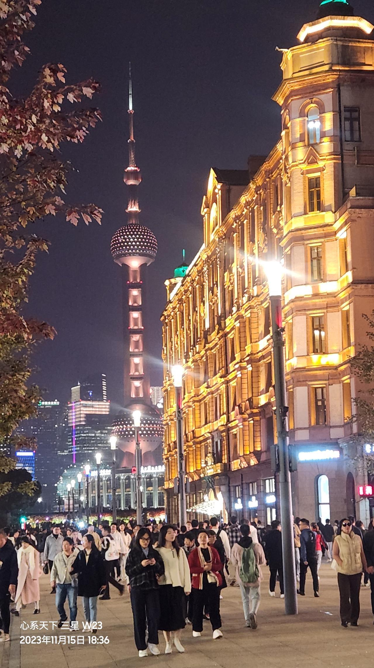 外滩漫步随手拍上海不愧为国际大都市，到处人流如潮霓虹璀璨。外滩氛围感照片