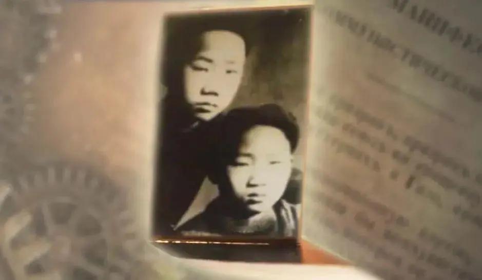 1993 年秋天，杭州一个穿褪色工装的老头抱着一摞稿子走进出版社，开口第一句就让