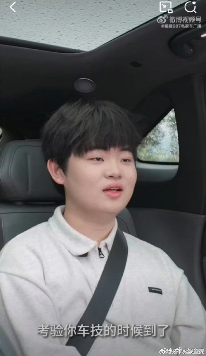 重庆狼队清清皖皖合体 清清皖皖同框也太有画面感了📸清清化身专属司机，给皖皖开车