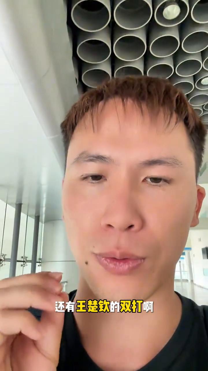 王祖先是不是又该挨骂了？今天肯定有很多黑子又出来了。刚刚比赛现场，楚青一比二暂时