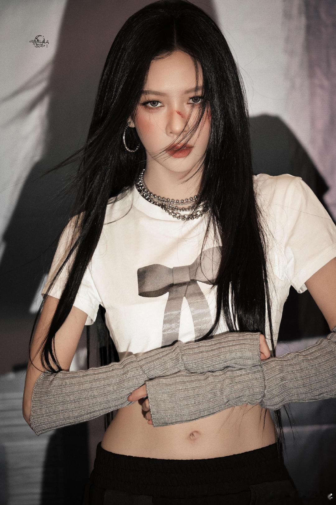 宋妍霏 冷艳妈咪 今晚红毯的刘海杀疯了！冷艳人设刚立住，就被夸到笑场，这反差感也