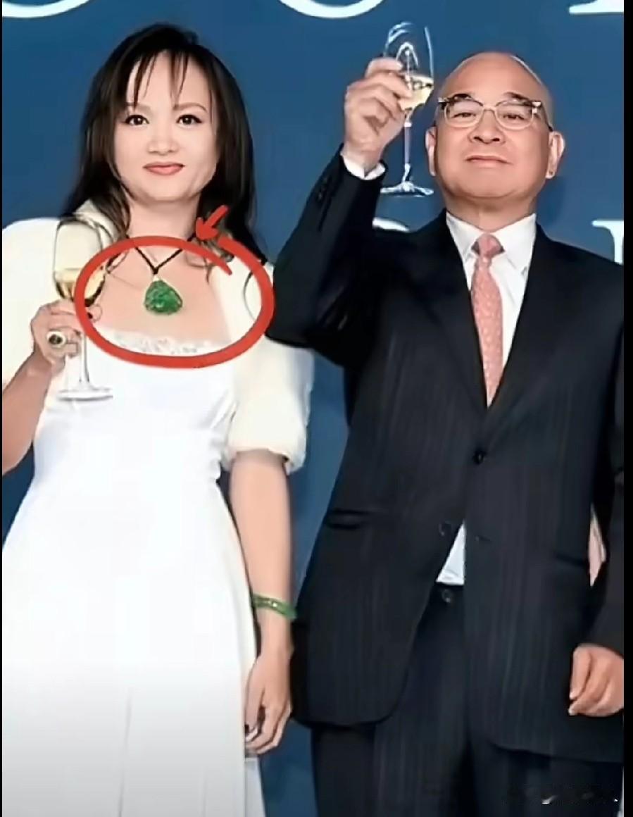 开千亿金店的老板娘，为什么从不戴黄金？
 
周大福老板娘的排面，真的和普通人想的