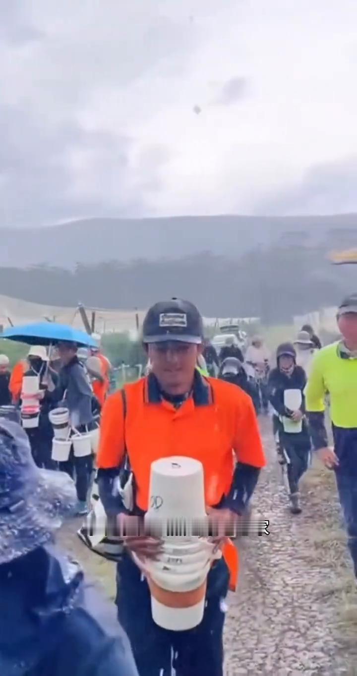 普通人是怎样翻身的？
很多人问我出国到底值不值？你看看自己手上的茧子，再看看银行