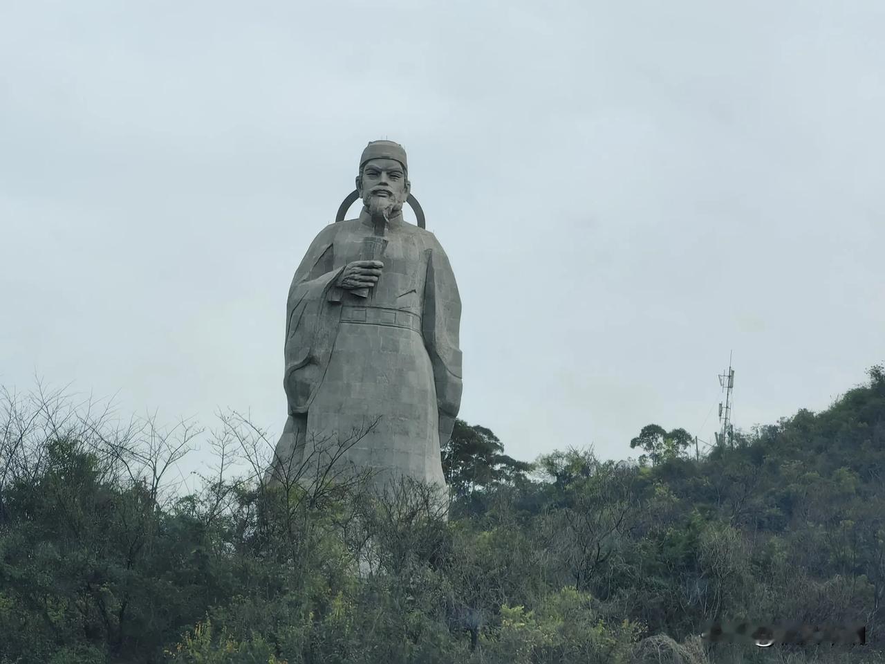 柳宗元的一生充满传奇色彩。他出身显赫，本应顺遂，却历经坎坷。
他自幼饱读诗书，才