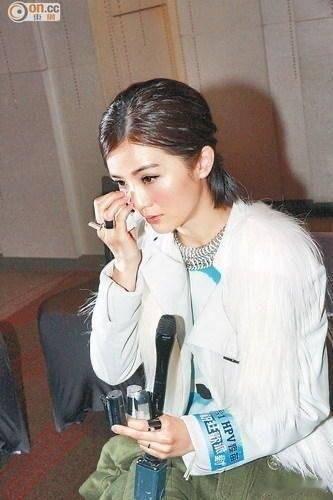 曝蔡卓妍含泪控诉丈夫家人们，今天娱乐圈又爆大瓜啦！有消息传出蔡卓妍含泪控诉丈夫，