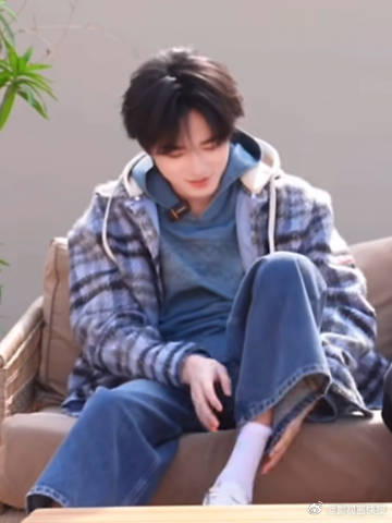 宋亚轩我的腿也很白 谁懂宋亚轩细白腿的魅力？皮肤白到发光，腿型纤细笔直，比例完美