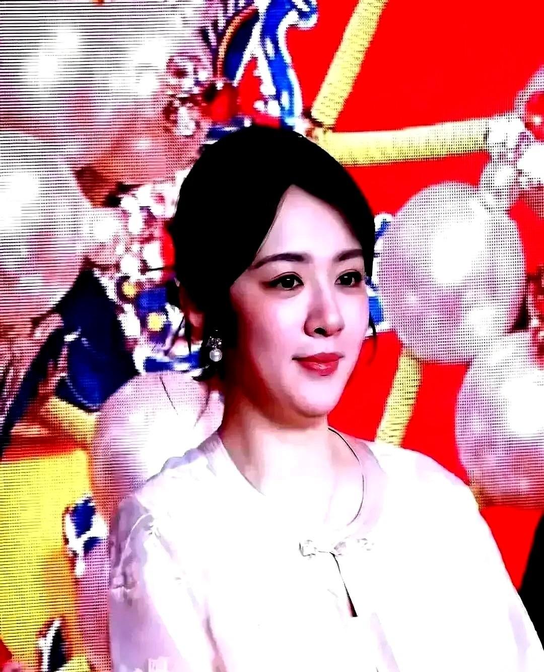 导演当着张嘉益的面，手指一点：“把她换掉。”
门没关严，王晓晨就站在门外，一字不