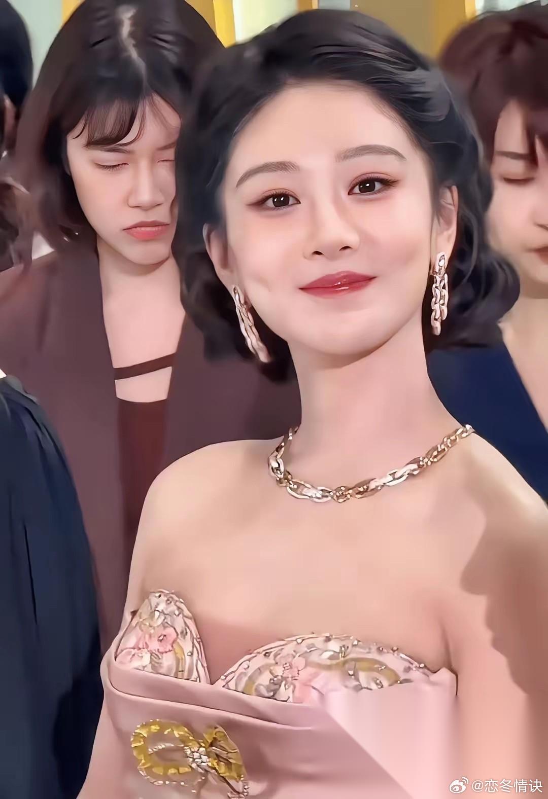 有件事其实挺奇怪的！ 宋丹丹说，当年拍完家有儿女，杨紫老爸打电话说孩子想考电影学