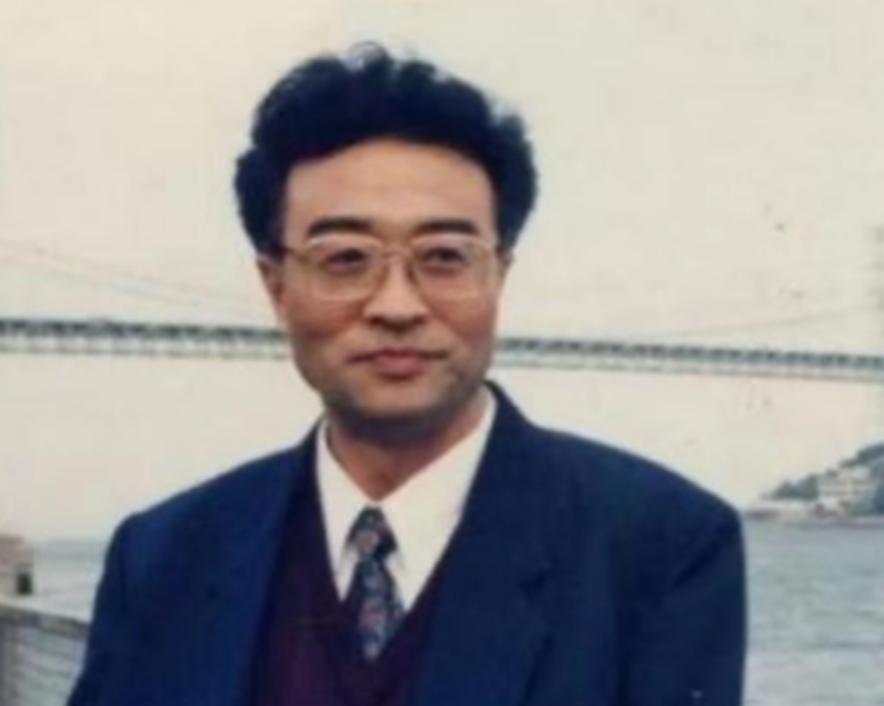 他叫刘铁骑，是大贪官刘青山的儿子，父亲在1952年被枪毙的时候，刘铁骑才6岁，底