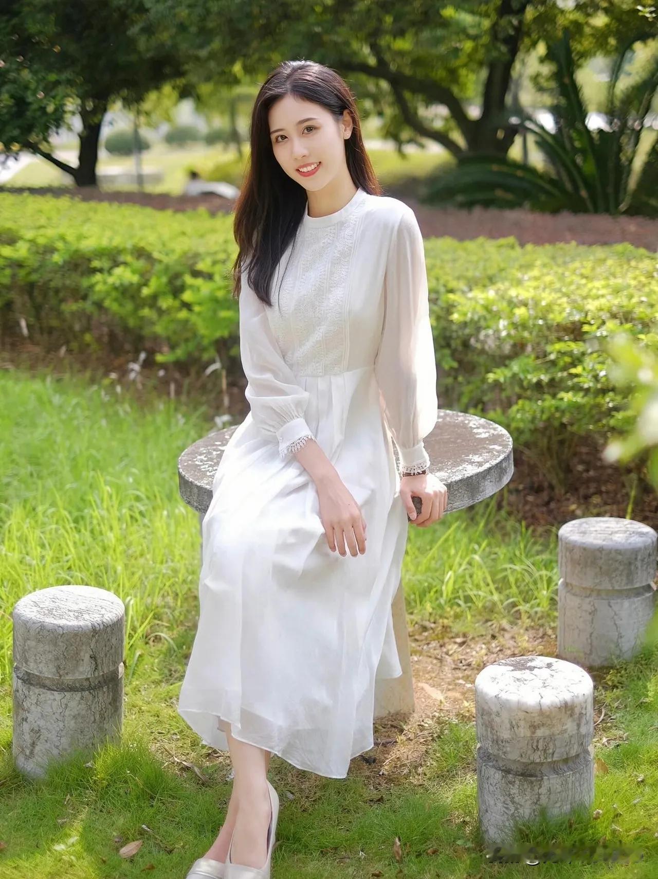 白衣如雪，静坐芳草间。